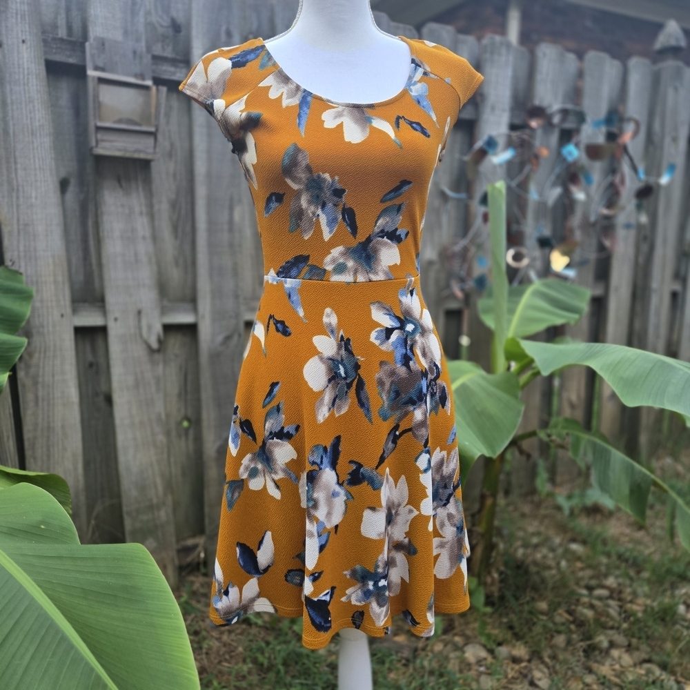 Small GILLI Mustard Yellow Floral Cap Sleeve Dress A-line Fit And Flare Flowy